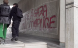 Tags anti-Israël découverts sur les murs de l'Université de Lausanne, le 13 novembre 2024. (Capture d'écran RTS)