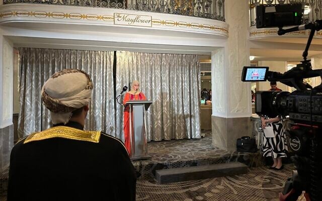 L'ambassadrice adjointe d'Oman aux États-Unis, Sabra Ahmed Al-Hooti, prend la parole lors d'un événement marquant la Journée nationale omanaise à Washington, le 19 novembre 2024. (Crédit ; Jacob Magid/Times of Israel) L'ambassadrice adjointe d'Oman aux États-Unis, Sabra Ahmed Al-Hooti, prend la parole lors d'un événement marquant la Journée nationale omanaise à Washington, le 19 novembre 2024. (Crédit ; Jacob Magid/Times of Israel)