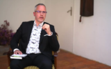 Simon Geissbühler, ambassadeur de Suisse en Israël, dans une interview diffusée le 21 août 2023. (Capture d'écran Youtube / Schweizer Monat / utilisée conformément à l'article 27a de la loi sur le droit d'auteur)