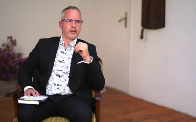 Simon Geissbühler, ambassadeur de Suisse en Israël, dans une interview diffusée le 21 août 2023. (Capture d'écran Youtube / Schweizer Monat / utilisée conformément à l'article 27a de la loi sur le droit d'auteur) Simon Geissbühler, ambassadeur de Suisse en Israël, dans une interview diffusée le 21 août 2023. (Capture d'écran Youtube / Schweizer Monat / utilisée conformément à l'article 27a de la loi sur le droit d'auteur)