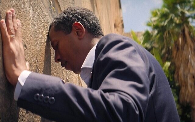 Le rappeur Moses Michael Levi Barrow, connu sous le nom « Shyne », priant au mur Occidental, à Jérusalem, dans une scène du nouveau documentaire « The Honorable Shyne ». (Crédit : Andscape via JTA)