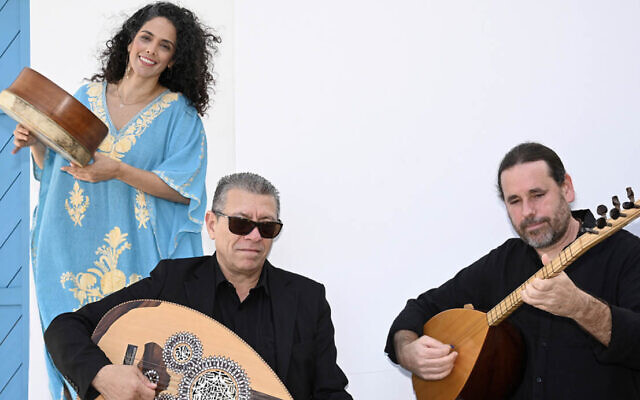 Ayelet Uri Benita, Imad Dlal (au centre) et Yuval Tobi, à droite, interpréteront « Everyone's Favorite - A tribute to the songs of Tunisian diva Habiba Msika » dans le cadre du festival de l'oud, le 22 novembre 2024. (Crédit : Amikam Horesh)