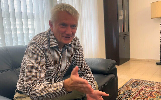 Maciej Hunia, chef de mission de la Pologne en Israël, s'adressant au Times of Israel, le 30 octobre 2024. (Crédit : Lazar Berman/Times of Israel)