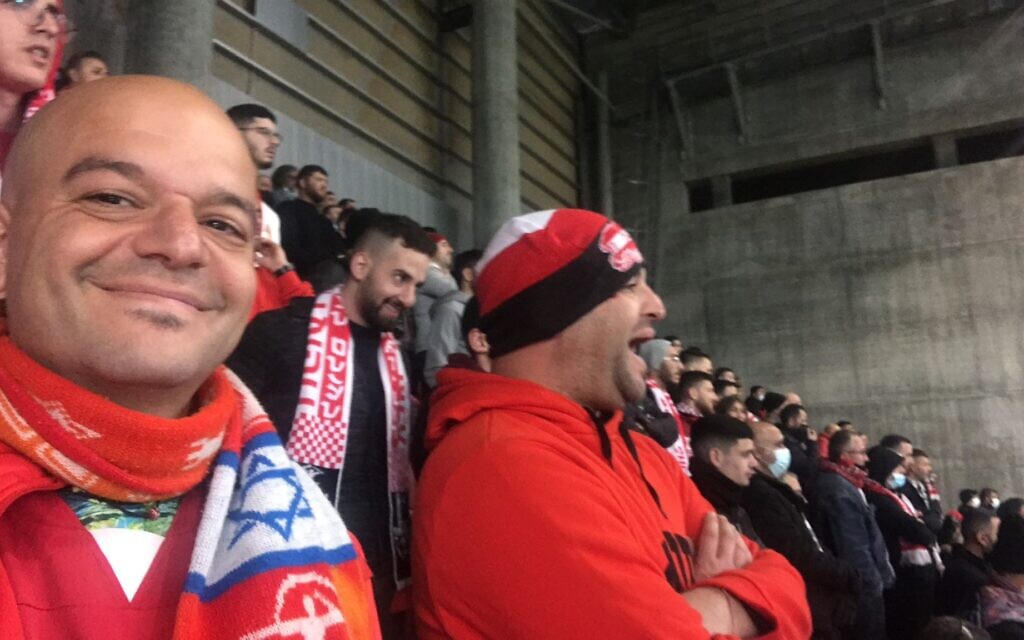 Les frères Amos et Yaïr Horn au milieu des supporters de l'Hapoel. (Crédit : Famille Horn)
