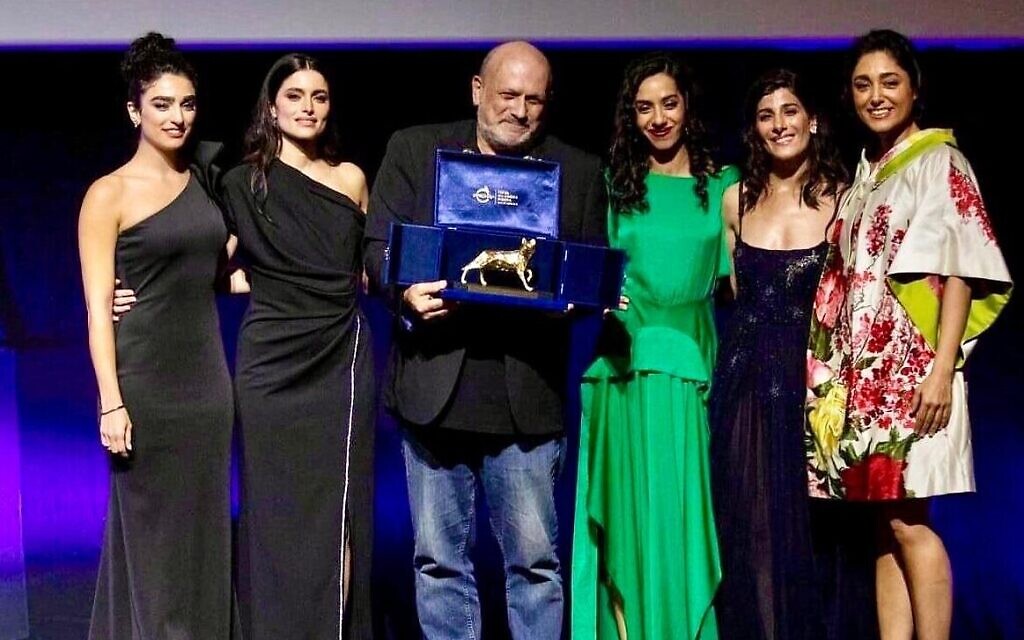 Eran Riklis, réalisateur de « Reading Lolita in Tehran » avec, de droite à gauche, Golshifteh Farahani, Mina Kavani, Catayoune Ahmadi, Raha Rahbari, Bahar Beihaghi, au festival du film de Rome le 27 octobre 2024. (Crédit : Reading Lolita) Eran Riklis, réalisateur de « Reading Lolita in Tehran » avec, de droite à gauche, Golshifteh Farahani, Mina Kavani, Catayoune Ahmadi, Raha Rahbari, Bahar Beihaghi, au festival du film de Rome le 27 octobre 2024. (Crédit : Reading Lolita)