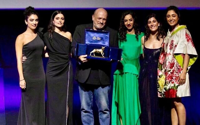 Eran Riklis, réalisateur de « Reading Lolita in Tehran » avec, de droite à gauche, Golshifteh Farahani, Mina Kavani, Catayoune Ahmadi, Raha Rahbari, Bahar Beihaghi, au festival du film de Rome le 27 octobre 2024. (Crédit : Reading Lolita)
