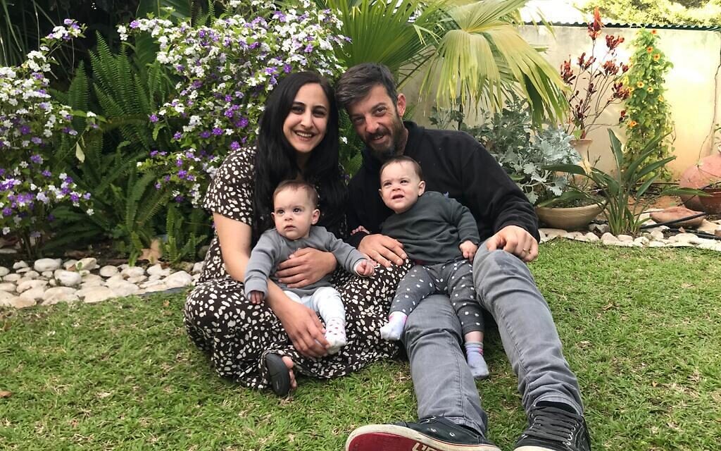 Sharon Aloni Cunio, David Cunio et leurs jumelles, Yuli et Emma, avant que toute la famille ne soit prise en otage le 7 octobre 2023. (Crédit : Autorisation)
