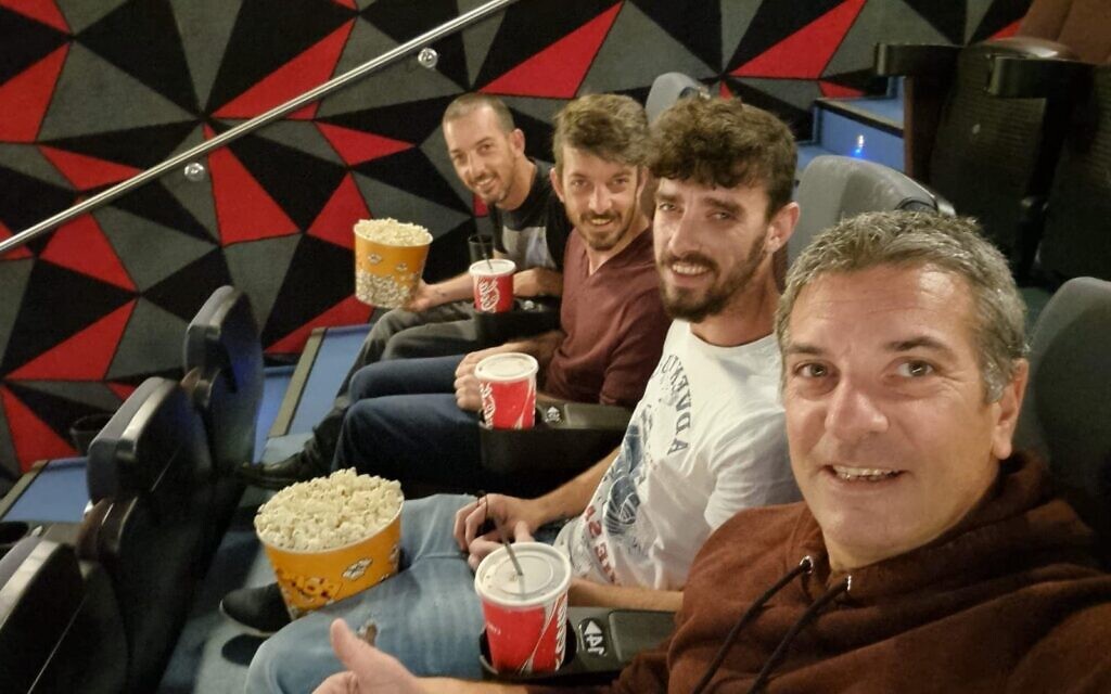 Quatre des Cunio de droite à gauche, Lucas, Ariel, David et Eitan Cunio avant le 7 octobre 2023, date à laquelle David et Ariel Cunio ont été pris en otage à Gaza. (Crédit : Autorisation)