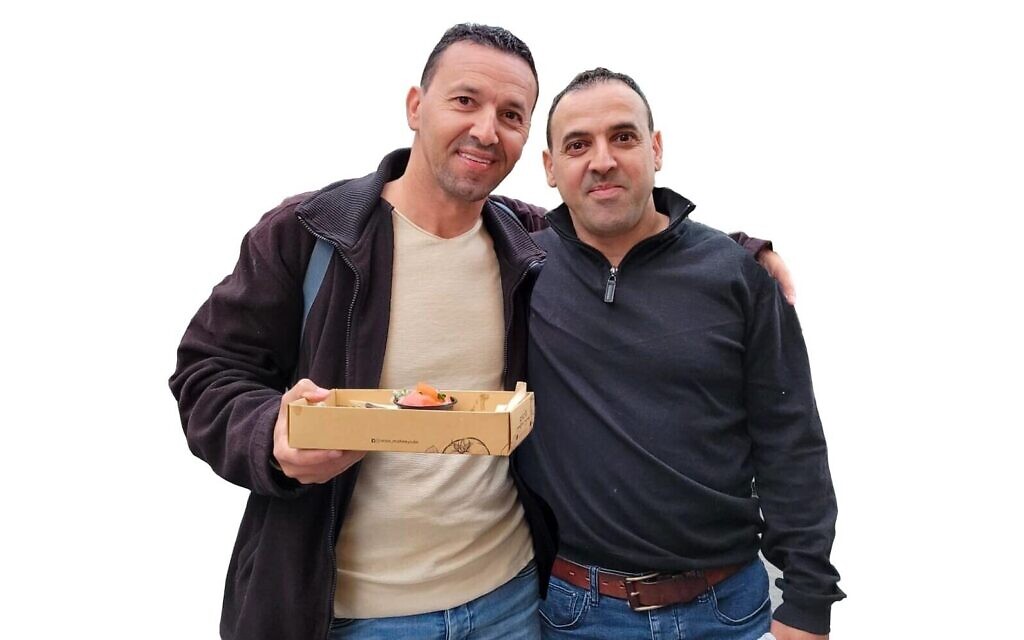 Les frères Yossi (à gauche) et Eli Sharabi ont émigré pour vivre dans le kibboutz Beeri ; tous deux ont été pris en otage le 7 octobre 2023. Yossi est mort en captivité et Eli serait encore en vie. (Crédit : Autorisation)