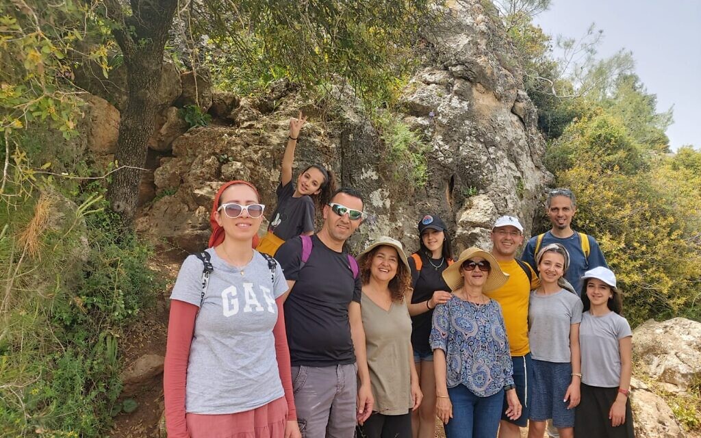 La famille Sharabi avant le 7 octobre 2023, lorsque Yossi (deuxième à partir de la gauche) a été pris en otage à Gaza où il est mort, et sa belle-sœur Lianne Sharabi, troisième à partir de la gauche, a été tuée dans sa maison avec ses deux filles lors du pogrom perpétré par le Hamas. (Crédit : Autorisation)