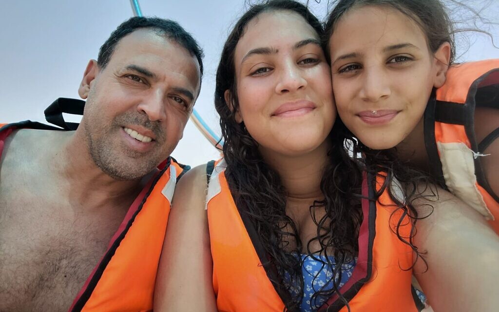 Eli Sharabi et ses filles Yahel et Noiya Sharabi, qui ont été tuées avec leur mère, Lianne Sharabi, le 7 octobre 2023, alors que leur père était pris en otage. (Crédit : Autorisation)