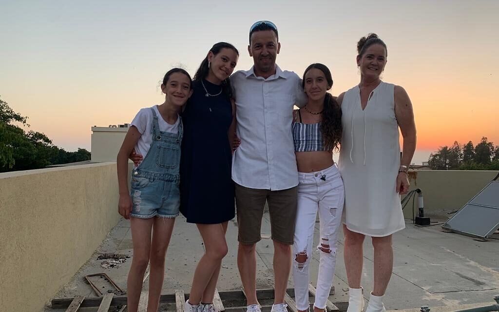 Yossi Sharabi, entouré de son epouse Nira Sharabi et leurs trois filles ; Yossi a été pris en otage à Gaza le 7 octobre 2023 et est mort en captivité, son corps se trouve toujours à Gaza. (Crédit : Autorisation)