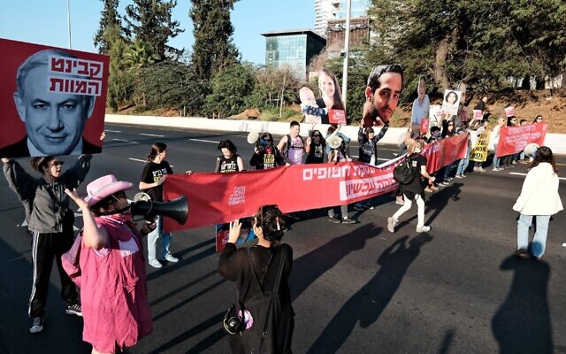Des manifestants réclamant un accord sur les otages bloquent l'autoroute Ayalon à Tel Aviv, le 5 novembre 2024 (Crédit : Adar Eyal) Des manifestants réclamant un accord sur les otages bloquent l'autoroute Ayalon à Tel Aviv, le 5 novembre 2024 (Crédit : Adar Eyal)