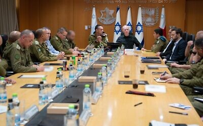 Le ministre de la Défense Yoav Gallant (centre droit) rencontrant le forum de l'état-major de l'armée israélienne, aux quartiers généraux de l'armée de la Kirya, à Tel Aviv, le 6 novembre 2024. (Crédit : Shachar Yurman/Ministère de la Défense)