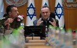 Le ministre de la Défense Israël Katz (à droite) rencontre le chef d'état-major de Tsahal, le lieutenant-général Herzi Halevi (à gauche), et les membres du Forum de l'état-major général au ministère de la Défense, le 11 novembre 2024. (Crédit : Ariel Hermoni/Ministère de la Défense)