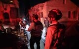 Des secouristes sur les lieux de l'impact d'une roquette sur une synagogue, dans la ville de Haïfa, au nord du pays, le 16 novembre 2024. (Crédit : United Hatzalah)