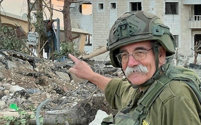 Le chercheur israélien Zeev Erlich en uniforme militaire, quelques heures avant sa mort, lors d'un échange de coups de feu avec des agents du Hezbollah, le 20 novembre 2024. (Crédit : Porte-parole de Tsahal) Le chercheur israélien Zeev Erlich en uniforme militaire, quelques heures avant sa mort, lors d'un échange de coups de feu avec des agents du Hezbollah, le 20 novembre 2024. (Crédit : Porte-parole de Tsahal)