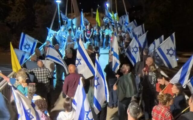 Des manifestants défilant sur le pont Drorim près d'Even Yehuda, appelant à des élections législatives anticipées et demandant au gouvernement de conclure un accord pour libérer les otages détenus à Gaza depuis plus d'un an, le 23 novembre 2024. (Crédit : Dalit Elan/Mouvement pro-démocratie)