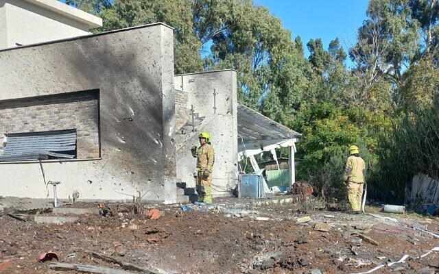 Dommages à une maison suite à l'impact d'une roquette à Kiryat Shmona, le 26 novembre 2024. (Crédit : Services d'incendie et de secours israéliens) Dommages à une maison suite à l'impact d'une roquette à Kiryat Shmona, le 26 novembre 2024. (Crédit : Services d'incendie et de secours israéliens)