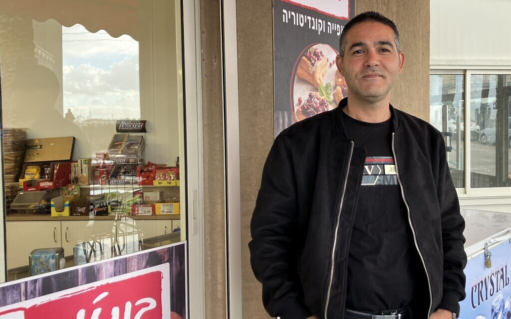 Amir Awad, devant la boulangerie Bonjour Mazraa, le 26 novembre 2024. (Crédit : Diana Bletter/Times of Israel)