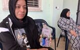 Areej Manaa montrant son téléphone avec une photo de sa fille, Arjwan, tuée par une roquette du Hezbollah à Majd al-Krum le 25 octobre 2024, à son domicile le 29 octobre 2024. (Crédit : Diana Bletter/Times of Israel)