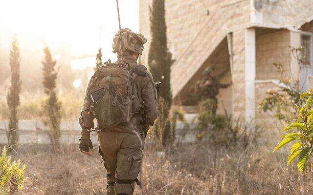 Un soldat de Tsahal opérant dans le sud du Liban, dans une image publiée le 1er novembre 2024. (Crédit : armée israélienne) Un soldat de Tsahal opérant dans le sud du Liban, dans une image publiée le 1er novembre 2024. (Crédit : armée israélienne)