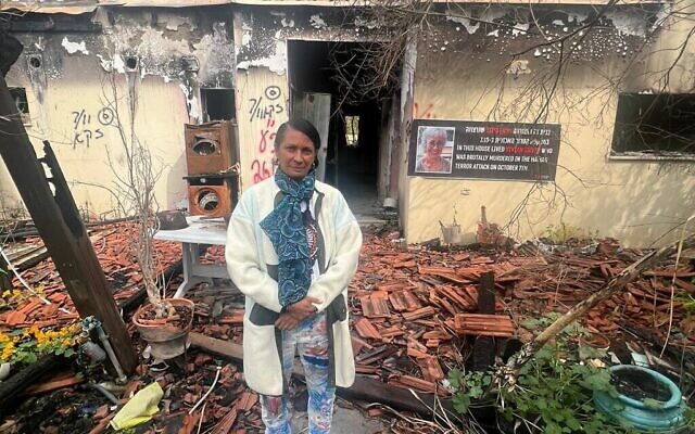 Nova Peris au kibboutz Beeri devant la maison de la militante pacifiste assassinée Vivian Silver, mars 2024. (Autorisation)