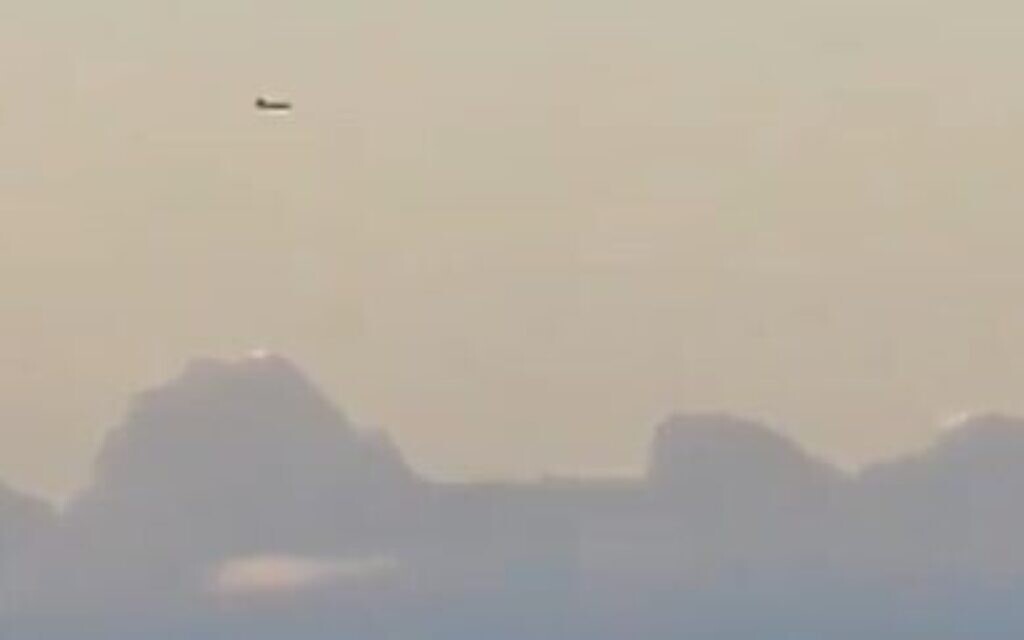 Un drone lancé depuis le Liban vu dans le ciel près de Haïfa le 20 novembre 2024. (capture d'écran : X)