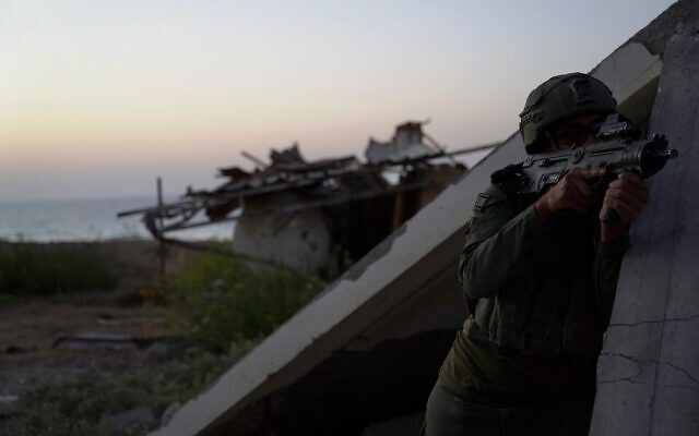Un soldat de Tsahal opérant dans la bande de Gaza, dans une image publiée le 1er novembre 2024. (Crédit : armée israélienne)