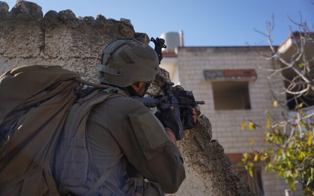 Les troupes de Tsahal opèrent dans le sud du Liban dans une photo autorisée pour publication le 15 novembre 2024. (Crédit : armée israélienne)