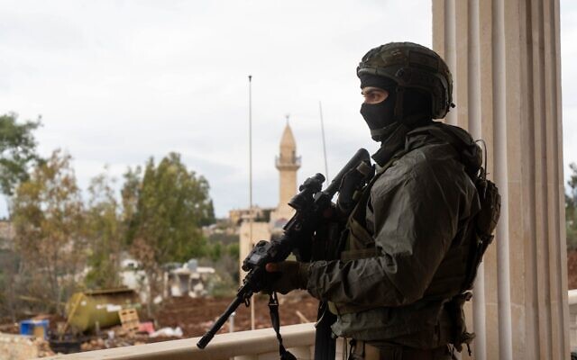 Un soldat de la 146e de l’armée israélienne division montant la garde dans le sud du Liban au milieu d'un cessez-le-feu avec le Hezbollah, sur une photo publiée le 27 novembre 2024. (Crédit : Armée israélienne)