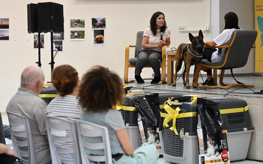 Lili Ben Ami, à gauche, avec un participant au programme canin du Michal Sela Forum. (Autorisation)