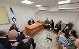 Le Premier ministre Benjamin Netanyahu rencontre le Forum des femmes de réservistes à la Knesset, le 13 novembre 2024. (Autorisation)