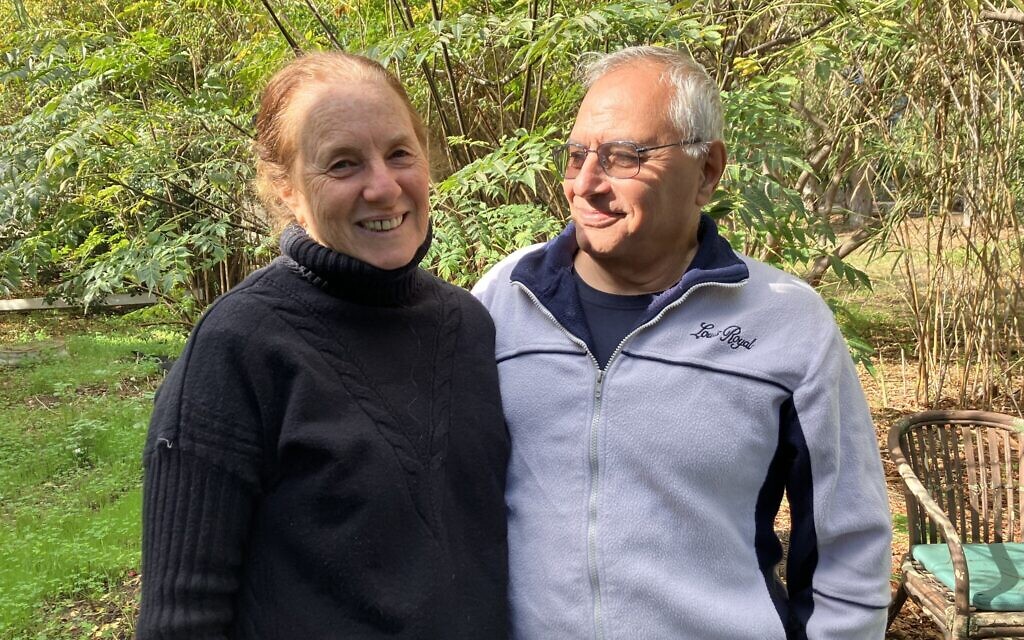 Gali et Itzik Cohen dans leur jardin temporaire, à Bustan HaGalil, le 26 novembre 2024. (Crédit : Diana Bletter/Times of Israel)