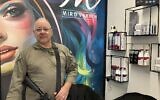Miro Vahknin, dans son salon de coiffure, membre de l'équipe de première intervention du kibboutz Rosh HaNikra, à Nahariya. (Crédit : Diana Bletter/Times of Israel)