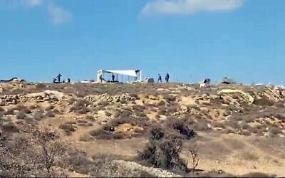 Des Israéliens reconstruisent l'avant-poste de Tzur Harel en Cisjordanie, le 12 novembre 2024. (Capture d'écran de la vidéo X : utilisée conformément à l'article 27a de la loi sur le droit d'auteur)