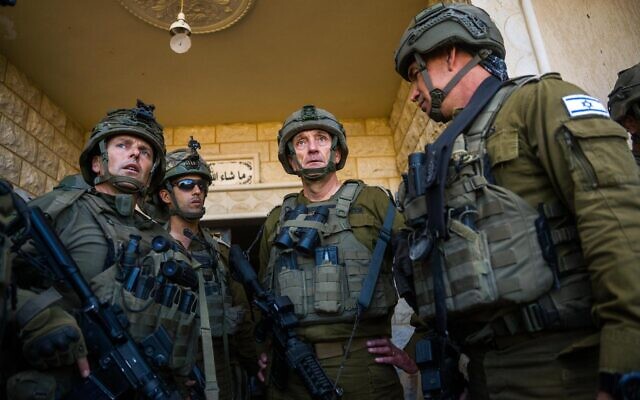 Le chef d'état-major de l'armée israélienne, le lieutenant-général Herzi Halevi, s'entretient avec des officiers dans le sud du Liban, le 12 novembre 2024. (Crédit : Tsahal)