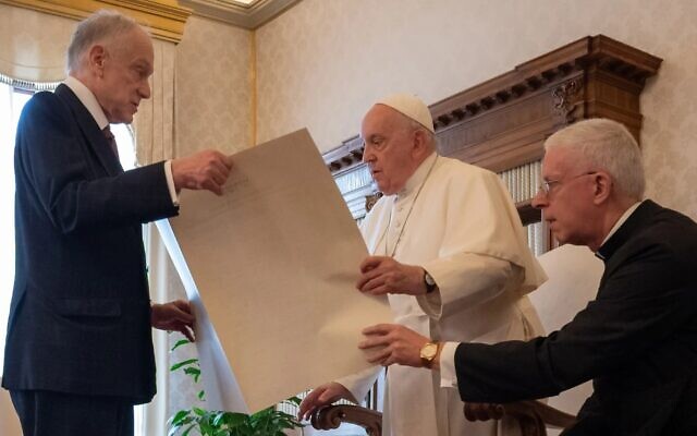 Le président du Congrès juif mondial, Ronald Lauder, remet au pape François le document "Kishreinu" (notre lien en hébreu) reconnaissant l'influence de la déclaration Nostra Aetate de l'Église catholique, vieille de 58 ans, sur les relations entre catholiques et Juifs, le 19 octobre 2023. (Crédit : Shahar Azran/WJC)