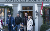 Le président Joe Biden, de gauche à droite, son fils Hunter Biden, sa belle-fille Melissa Cohen Biden, à droite, et son petit-fils Beau Biden, deuxième à droite, quittent une librairie, alors qu'ils se promènent dans le centre de Nantucket, Massachusetts, le 29 novembre 2024. (Crédit : Jose Luis Magana/AP)