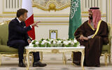 Le président français Emmanuel Macron (G) rencontre le prince héritier saoudien Mohammed Bin Salman lors d'une visite officielle à Riyad, le 2 décembre 2024. (Crédit: Ludovic Marin/AFP)