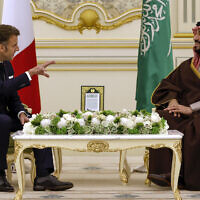 Le président français Emmanuel Macron (G) rencontre le prince héritier saoudien Mohammed Bin Salman lors d'une visite officielle à Riyad, le 2 décembre 2024. (Crédit: Ludovic Marin/AFP)