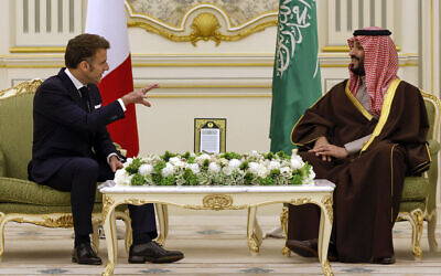 Le président français Emmanuel Macron (G) rencontre le prince héritier saoudien Mohammed Bin Salman lors d'une visite officielle à Riyad, le 2 décembre 2024. (Crédit: Ludovic Marin/AFP)