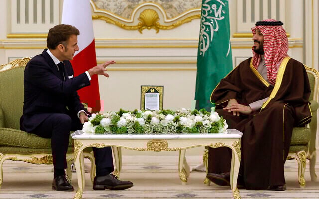 Le président français Emmanuel Macron (G) rencontre le prince héritier saoudien Mohammed Bin Salman lors d'une visite officielle à Riyad, le 2 décembre 2024. (Crédit: Ludovic Marin/AFP) Le président français Emmanuel Macron (G) rencontre le prince héritier saoudien Mohammed Bin Salman lors d'une visite officielle à Riyad, le 2 décembre 2024. (Crédit: Ludovic Marin/AFP)