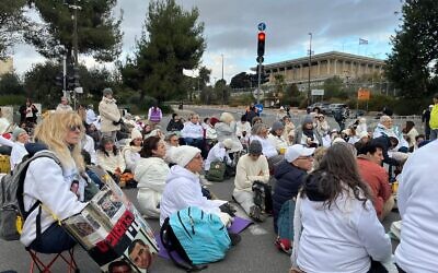 Le sit-in de protestation silencieuse de Mishmeret 101 devant la Knesset à Jérusalem, le 25 novembre 2024. (Crédit : Orna Kupferman)