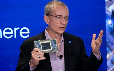 Le PDG d'Intel, Pat Gelsinger, parle en tenant une nouvelle puce, appelée Gaudi 3, lors d'un événement à New York, le 14 décembre 2023. (Crédit : Seth Wenig/AP)