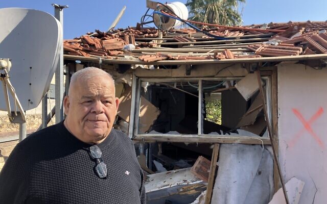 L'ancien maire de Kiryat Shmona, Prosper Azran, se tient devant la maison de sa mère, qui a été détruite par un missile guidé antichar du Hezbollah à Kiryat Shmona, le 1er décembre 2024. (Crédit : Diana Bletter/Times of Israel)