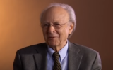 Henri Borlant dans un témoignage recueilli par le Mémorial de la Shoah en 2004. (Crédit : Capture d’écran/ Youtube ; utilisée conformément à l'article 27a de la loi sur le droit d'auteur)