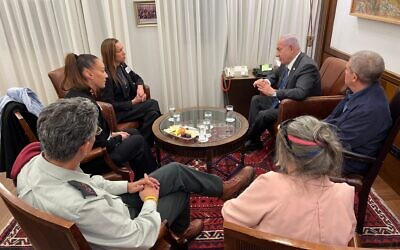 Illustration : Le Premier ministre Benjamin Netanyahu rencontrant des membres de la famille de l'otage américano-israélien Edan Alexander dans son bureau de Jérusalem le 4 décembre 2024. (Crédit : Bureau du Premier ministre)