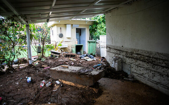 Dommages causés à un immeuble d'habitation suite à de fortes pluies à Ness Ziona, dans le centre d'Israël, le 21 novembre 2020. (Crédit : Yossi Aloni/Flash90) Dommages causés à un immeuble d'habitation suite à de fortes pluies à Ness Ziona, dans le centre d'Israël, le 21 novembre 2020. (Crédit : Yossi Aloni/Flash90)