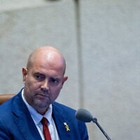 Le président de la Knesset, Amir Ohana, assiste à une séance plénière sur la nomination d'Israël Katz au poste de ministre de la Défense et de Gideon Saar au poste de ministre des Affaires étrangères à la Knesset à Jérusalem, le 7 novembre 2024. (Crédit : Yonatan Sindel/Flash90)